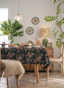 Detailaufnahme der Vintage-Tischdecke mit Jacquard-Blumenmuster und rosa Rosenmotiven