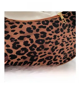 Dettaglio della borsa con stampa leopardata con cerniera in metallo dorato e trama