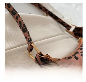 Dettaglio della fibbia in metallo dorato su una borsa baguette trendy con stampa animalier