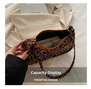 Vista interna della borsa baguette leopardata che mostra la capacità per trucco e fazzoletti