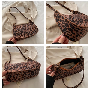 Dettagli della borsa baguette leopardata che mostrano texture e capacità interna