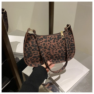 Dettaglio borsa baguette leopardata con cerniera in bronzo e trama in ecopelle