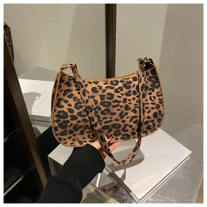 Dettaglio della borsa baguette leopardata con cerniera in metallo e anelli dorati lucidi