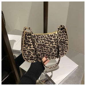 Dettaglio della borsa hobo leopardata che mostra la trama e la cerniera dorata