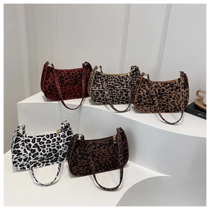 Dettaglio di cinque borse hobo con stampa leopardata in vari colori sul display
