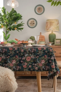 Detail einer Vintage Jacquard-Tischdecke mit Blumenmuster, Rosen und Fransenkanten