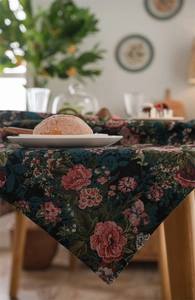 Detail der amerikanischen Retro-Jacquard-Tischdecke mit Rosenmuster und Quastenbesatz