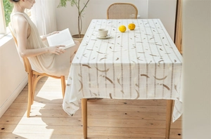 Detail der geometrischen rechteckigen Tischdecke mit Zitrone und Tasse auf dem Tisch
