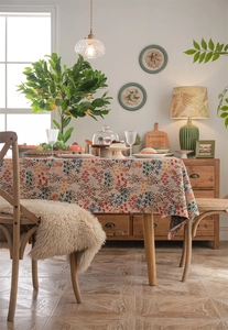 Detail der amerikanischen Vintage Jacquard-Tischdecke mit Quasten auf dem Holztisch