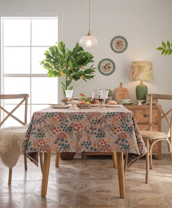 Nahaufnahme der Vintage Jacquard-Tischdecke mit Blumenmuster und Fransen