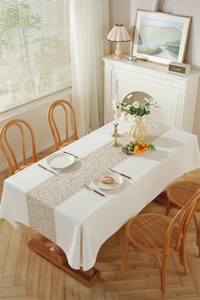 Détail de nappe nordique en jacquard de polyester avec motif de feuilles et franges vintage