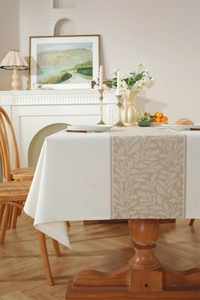 Détail d'une nappe jacquard nordique avec géométrie en losange et motifs de feuilles