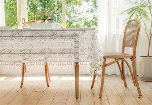 Detailansicht der cremefarbenen Tischdecke mit Blattstickerei und feinen Quastenrändern
