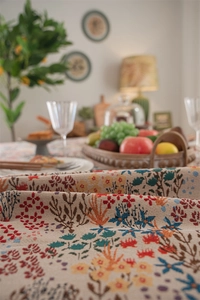 Nahaufnahme der Jacquard-Tischdecke mit Blumenmustern und Retro-Quasten-Textur