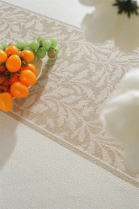 Gros plan détaillé de la nappe jacquard nordique montrant la texture des feuilles brunes