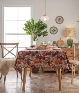 Detail der Vintage-Jacquard-Tischdecke mit bunten Blumen-Elstern-Mustern und Quasten
