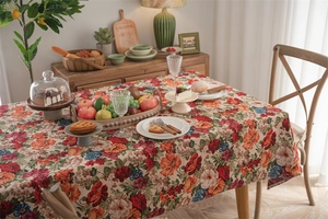 Nahaufnahme der Vintage-Jacquard-Tischdecke mit Chenille-Struktur und Quasten-Details