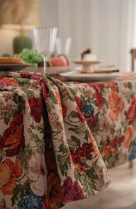 Detail der Vintage-Jacquard-Tischdecke mit dicker Chenille-Struktur und Quasten