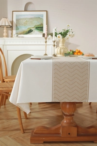 Vue détaillée d'une nappe en jacquard nordique avec motif à chevrons beige dans une salle