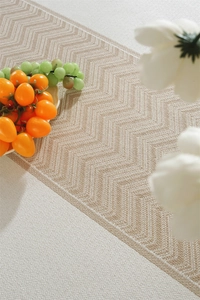 Gros plan sur la texture tissée à chevrons beige et marron d'une nappe rectangulaire