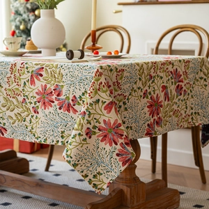 Amerikanische Vintage-Tischdecke mit floralem Jacquard-Muster auf dunklem Holztisch