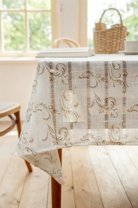 Nahaufnahme von Jacquard-Blumenmuster und hohlen geometrischen Streifen auf der Tischdecke