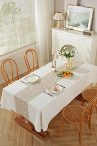 Détail de la nappe jacquard blanche avec chemin de table beige au motif floral rétro