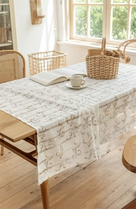 Detailansicht der Retro-Hohlstreifen und Quastenfransen auf einer Jacquard-Tischdecke