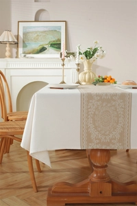 Détail du motif géométrique sur une nappe rectangulaire nordique de couleur crème