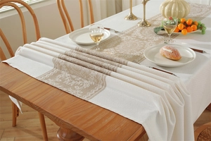 Gros plan du motif jacquard géométrique sur le chemin de table en polyester de qualité