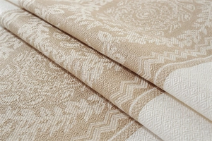Détail macro de la nappe en jacquard de polyester nordique montrant les motifs géométriques