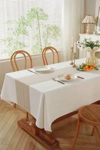 Détail d'une nappe jacquard beige aux motifs géométriques et texture tissée élégante