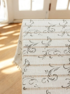Detail der Jacquard-Hohlstreifen-Tischdecke mit Blumenmuster und feinen Fransen am Rand