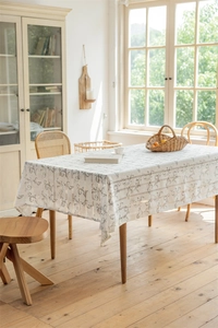 Detailansicht der weißen rechteckigen Tischdecke mit elegantem Rankenmuster