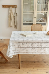 Detail einer rechteckigen Tischdecke mit braunen Streifen und Vintage-Jacquard-Blumen