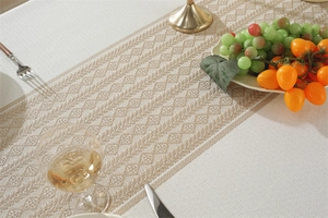 Détail du chemin de table beige à motif losanges géométriques et texture rustique