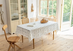 Makroaufnahme von Jacquard-Streifen und hohlen Fransen auf einer rechteckigen Tischdecke