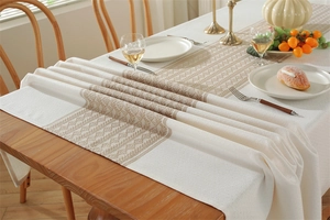 Détail des motifs jacquard géométriques bohèmes sur tissu de nappe crème épais