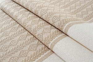 Gros plan détaillé sur le motif jacquard géométrique en losanges de la nappe nordique
