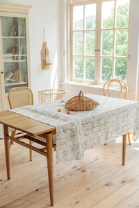 Detaillierte Textur der Jacquard-Tischdecke mit Fransen und Vintage-Rankenmuster