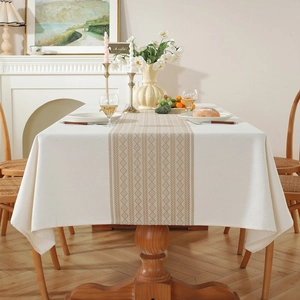 Nappe jacquard nordique crème avec motif géométrique de losanges marron pour table repas