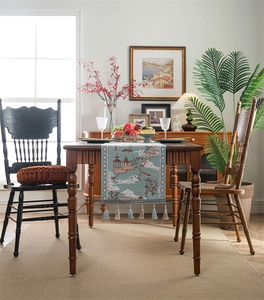 Détail du chemin de table jacquard bleu avec motif de paysage et glands en soie doux