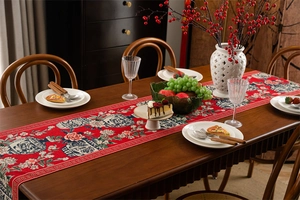 Gros plan d'un chemin de table en jacquard rouge aux motifs floraux chinois traditionnels