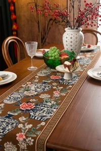 Détail d'un chemin de table chinois avec porcelaine bleue et broderie de pivoines