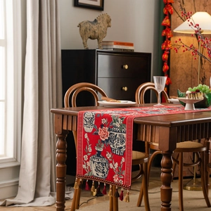Chemin de table chinois rouge traditionnel avec jacquard floral et pompons élégants