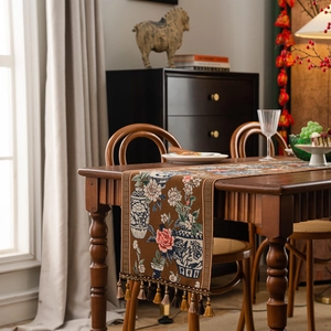 Chemin de table chinois classique en jacquard marron avec motifs pivoines et pompons
