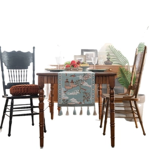Chemin de table chinois bleu avec motifs jacquard de paysages et élégants glands