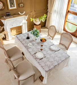Dettaglio della tovaglia vintage in pizzo floreale francese con eleganti bordi a smerlo