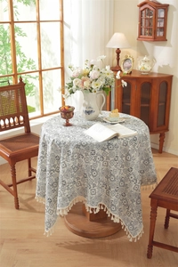 Détail d'une nappe en coton rétro avec des franges et des motifs géométriques bleus