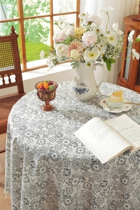 Gros plan de la nappe vintage à motif cachemire noir et blanc avec détails de franges